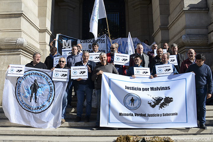  Los ex combatientes enarbolaron sus banderas ante las escalinatas de la calle Talcahuano del Palacio de Tribunales