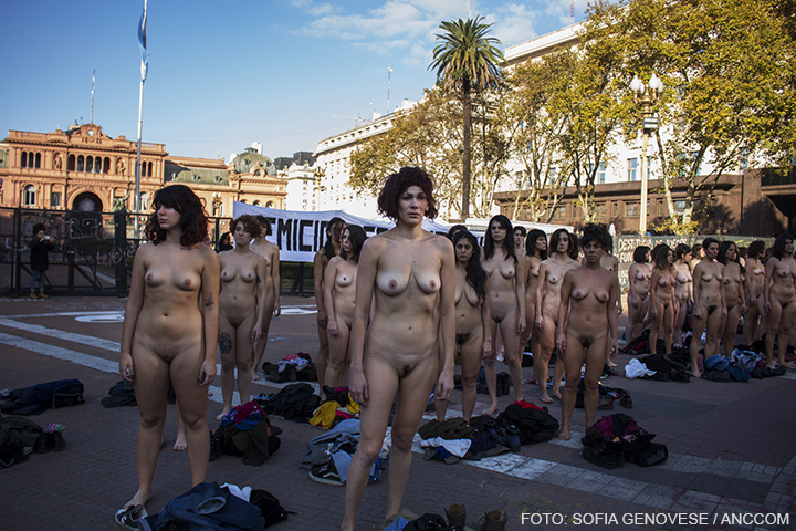 mujeres desnudas en la plaza de mayo bajo la consigna femicidio es genocidio