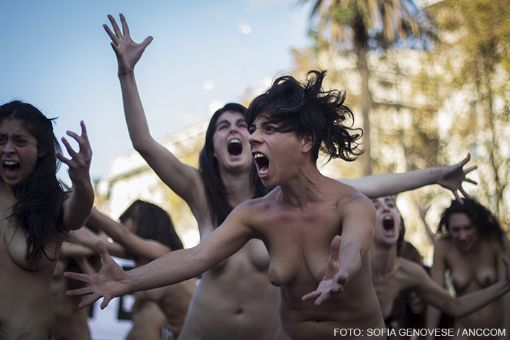 El colectivo no partidario de artistas Fuerza Artística de Choque Comunicativo . mujeres gritando desnudas