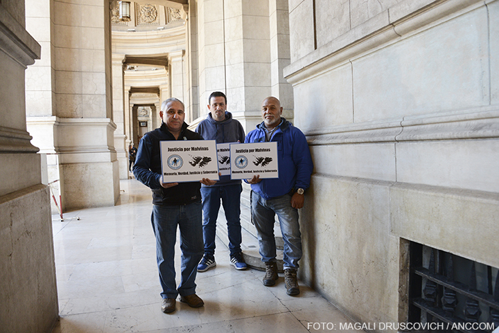 El Centro de Ex Combatientes de La Plata lanzó este martes frente a Tribunales la campaña “Justicia por Malvinas”, donde denunciaron que las causas por los crímenes de lesa humanidad. En la foto, tres de los soldados denunciantes 
