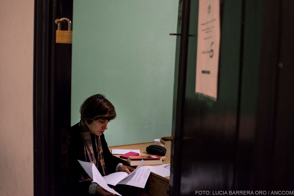 Florencia Greco revisa unos papeles en una de las salas de la Universidad de las Madres.