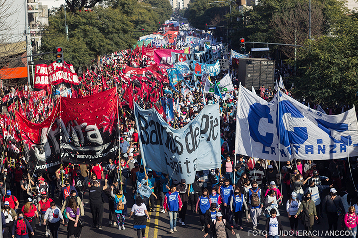 Una marcha de Liniers a Plaza de Mayo por tierra, techo y trabajo