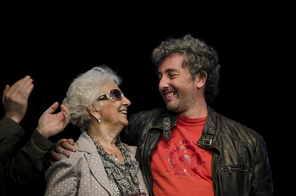 Ignacio Guido Montoya Carlotto junto a Estela Carlotto en el Festival de la Municipalidad de Morón por el Día de la Memoria. 24 de marzo de 2015