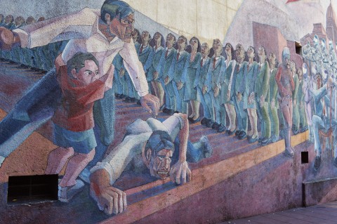 Mural "Educación o Esclavitud" en Paseo Colón y Garay. 