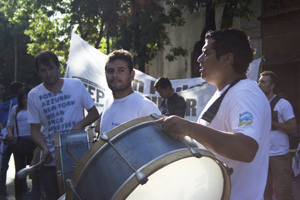 Tras ser amenazados por patotas, trabajadores cortan y protestan en calle Pedro Chutro.