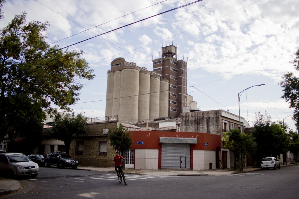 Vista externa del Molino, ubicado en la calle Pedro Chutro en el barrio de Parque Patricios.