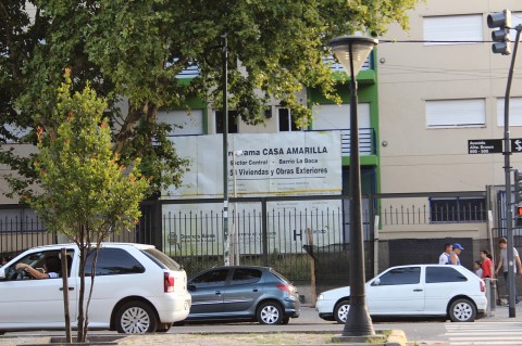Edificio del Programa de Vivienda Casa Amarilla en Almirante Brown al 500. Barrio de La Boca.  