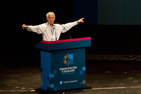 Vladimir Acosta participa del El Foro Internacional por la Emancipación y la Igualdad. Foto: Prensa Cultura Nación