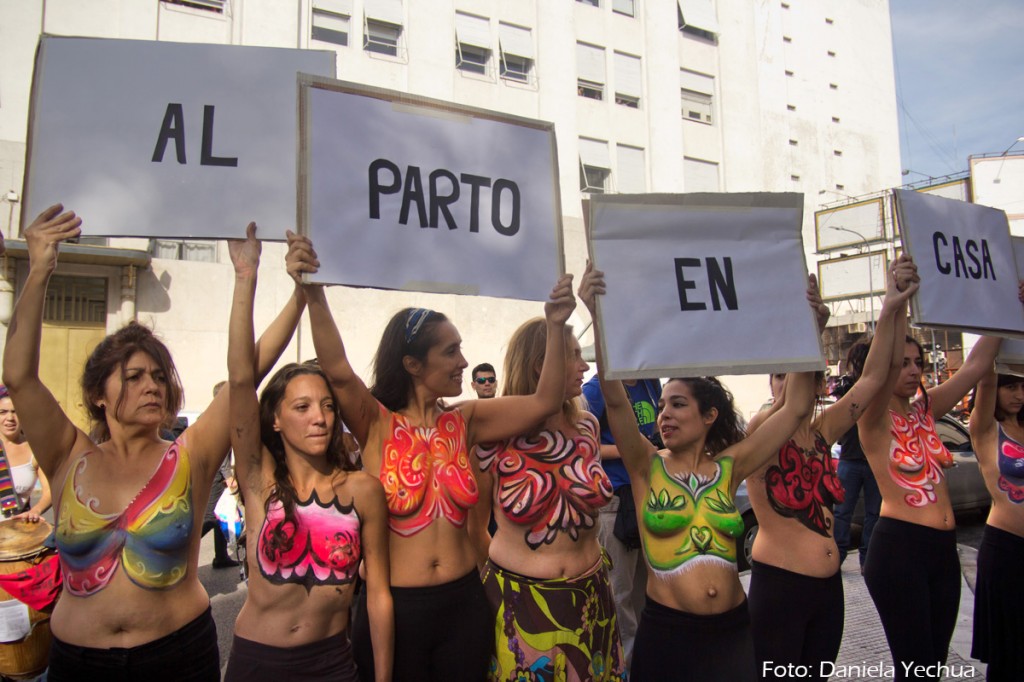 Movilización por el "parto en casa" de la Asociación Argentina de Parteras Independientes frente al Ministerio de Salud de la Nación. 