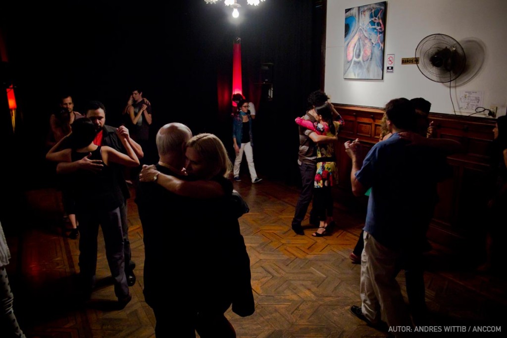 Clases de baile en "Ventanita de arrabal", Sr. Duncan. Caballito, en la Ciudad de Buenos Aires.