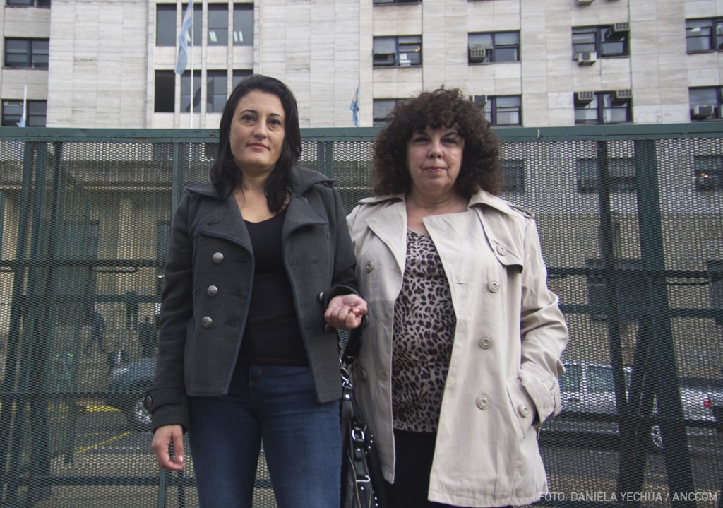 Adriana Reinhold, junto a su hija en los Tribunales de Comodoro Py, instantes antes de declarar en el juicio por la apropiación de su sobrina Florencia Reinhold Siver.