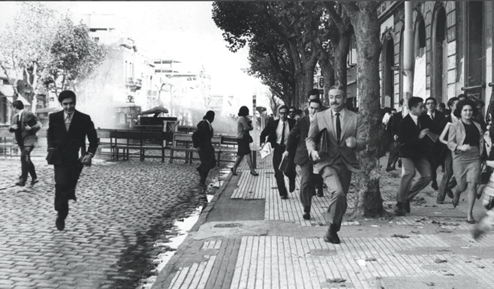 Mayo 1966. Alumnos de la Facultad de Filosofía y Letras corriendo por la vereda de la calle Independencia al 3000 con dirección a la calle Rioja.
