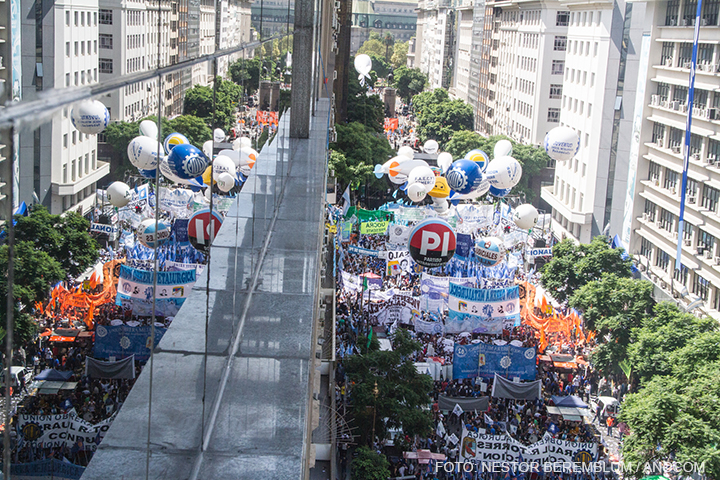 Manifestantes se concentran en la movilización convocada por las centrales sindicales en Diagonal Sur y Avenida Belgrano.