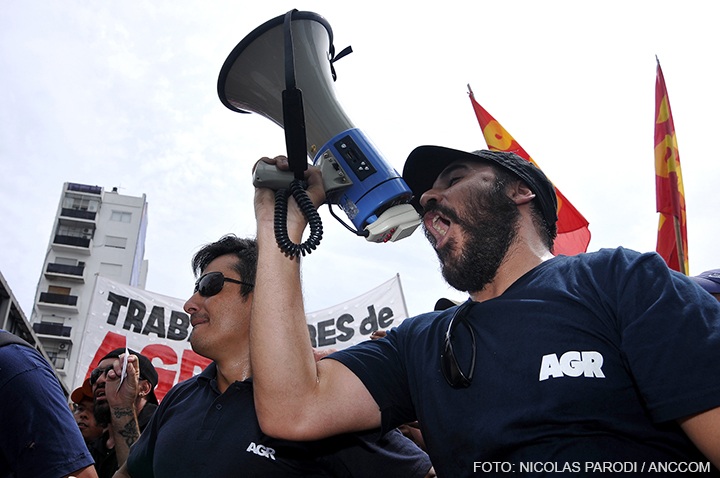 La policía desalojó a los trabajadores de AGR-Clarín