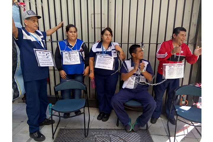 Trabajadores de maestranza sentados y encadenados al Ministerio de Trabajo.