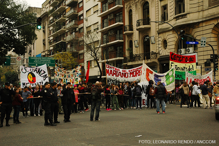 A las 14:30 los secundarios empezaron a amontonarse en Córdoba y Callao para repudiar el acoso policial.
