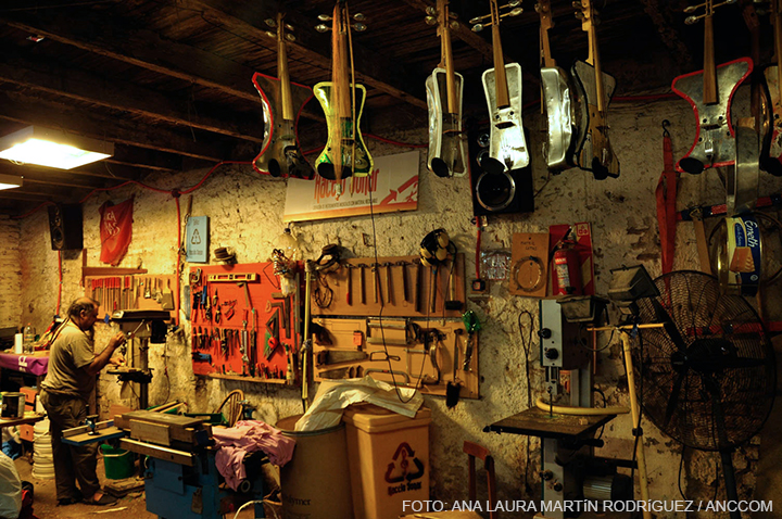 En el taller utilizan maderas, pallets, garrafas, baldes de pintura, latas y hasta ruedas de bicicleta.