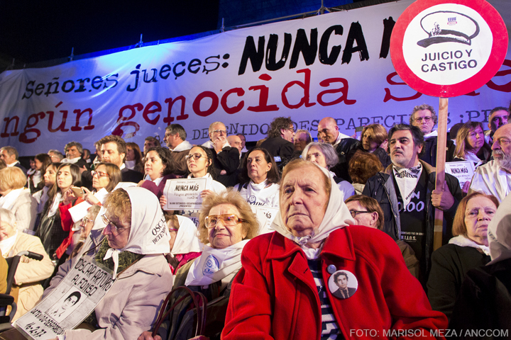 Las Madres junto a diversas organizaciones de Derechos Humanos con la inmensa bandera que decoraba el escenario: "Señores jueces, Nunca más, Ningún genocida suelto".