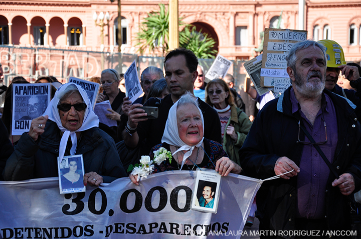 Nora Cortiñas y las Madres en la marcha aniversario dando vuelta a la Plaza