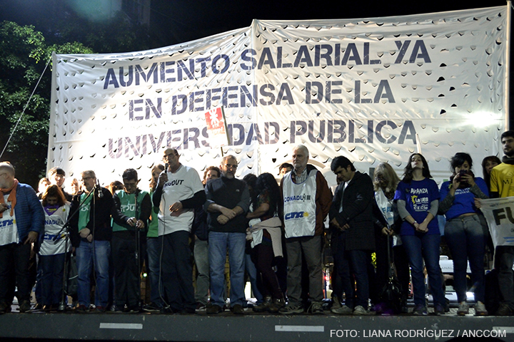 los docentes junto ala bandera que dice aumento salarial ya, en  defensa de la universidad pública.