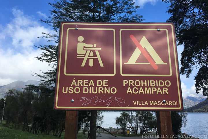 cartel que dice "area de uso diurno" y "prohibido acampar"
