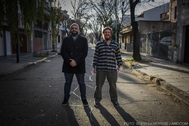 Hernan López Winne y Víctor Malumián creadores de la Feria de Editores parados en el medio de la calle. 