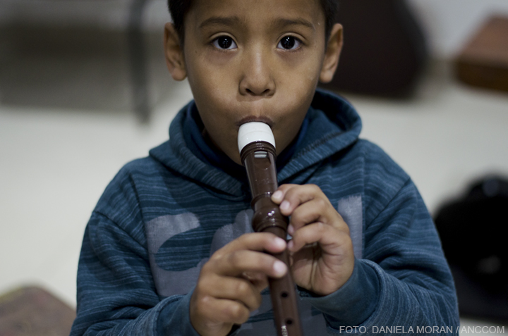 nene tocando la flauta
