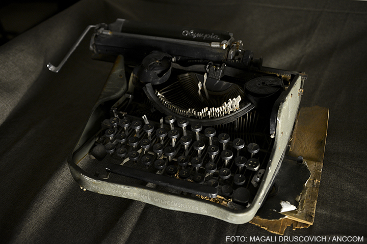 Una vieja máquina de escribir con letras del idioma hebreo algunas teclas no estás más y las otras se encuentran rotas y dobladas. 