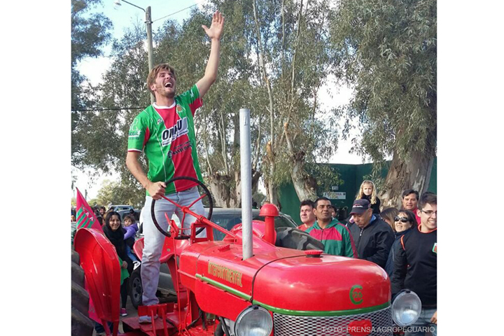 Gonzalo Urquijo arriba de un tractor festejando con otros fanáticos el ascenso del Agropecuario.