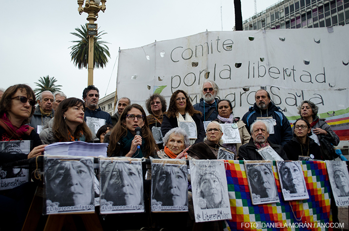 Dirigentes póliticos con banderas y fotos de Milagro Sala en Plaza de Mayo.