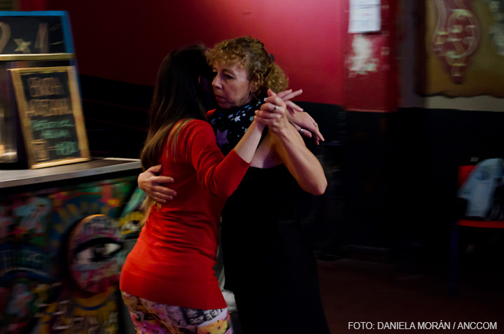 Dos mujeres bailando tango en el Club Pemier