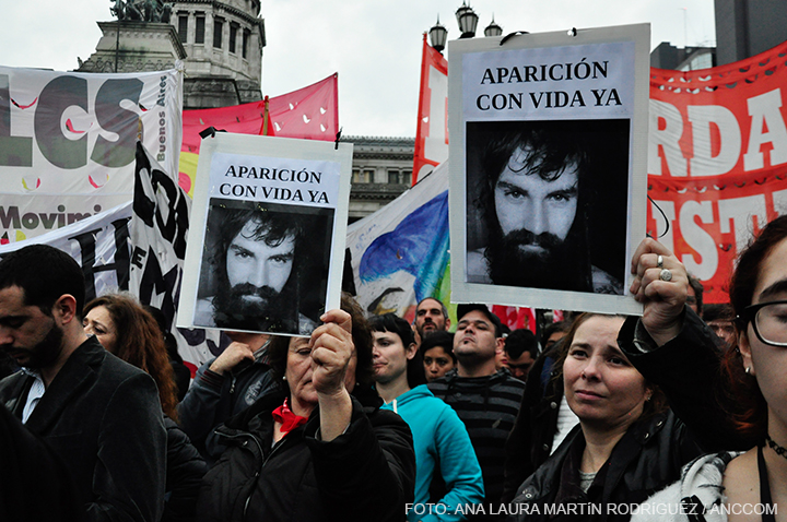 Grupo de personas levantando carteles pidiendo por la aparicion con vida de Santiago Maldonado.