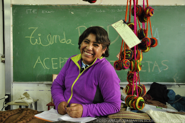 Eugenia sonriendo a la cámara en un aula de FADU-UBA
