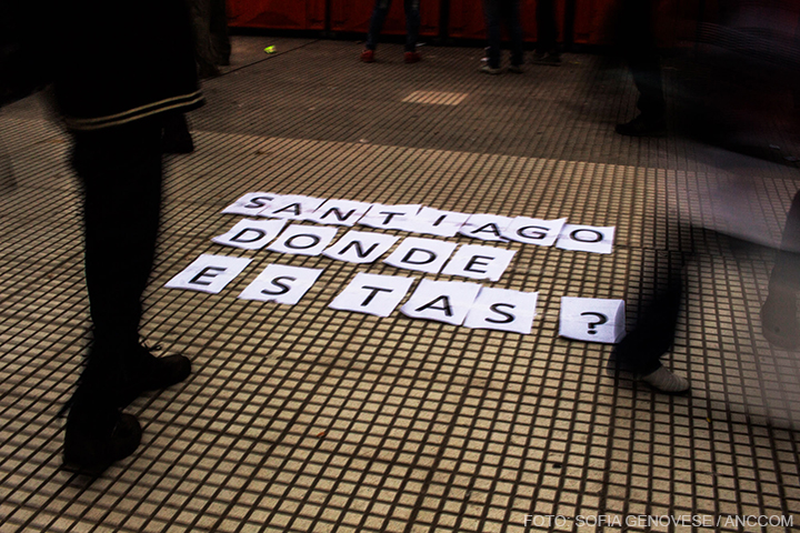 Letras separadas en el asfalto que dicen "Santiago donde estas?"