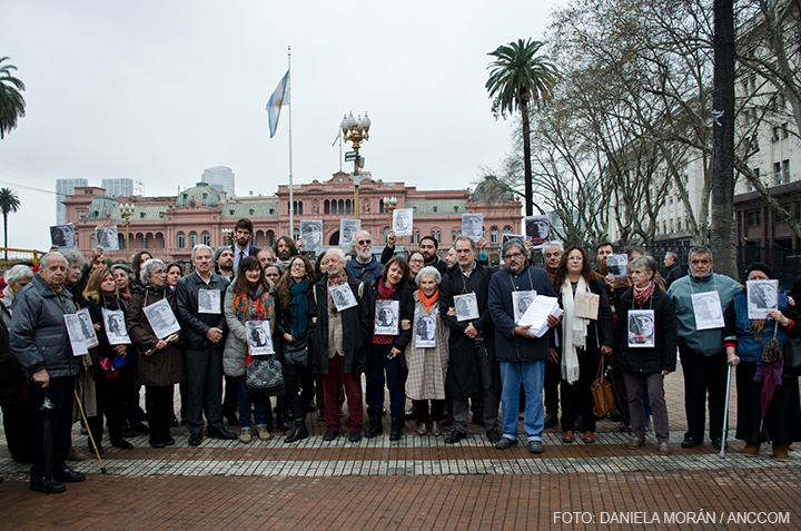 Más de 40 personas en Plaza de Mayo levantando sus fotos de Milagro Sala.