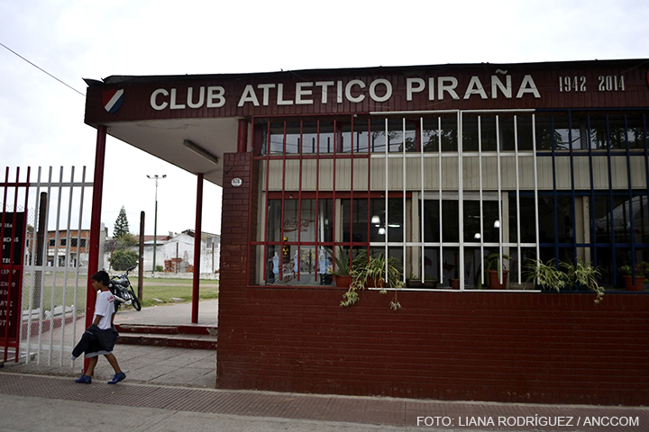 La entrada al Club Atlético Piraña. 
