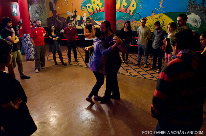 Bailarines de tango en el medio de una ronda.