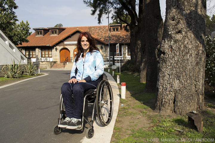 Mariana Gallo en silla de ruedas mirando a cámara.