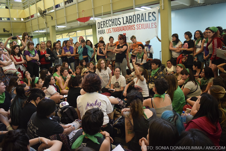 Mujeres reunidas en los talleres que se realizaron en el Encuentro Nacional de Mujeres en Resistencia, Chaco.