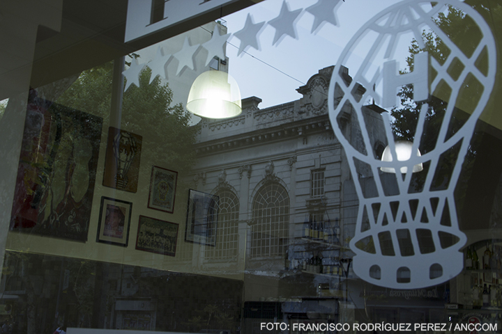 Imagen del Cine Teatro Urquiza desde la vidriera de un hotel ubicado en la vereda de enfrente.