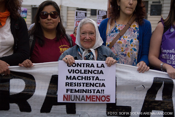 Nora Cortiñas en la marcha ´por el dia internacional de la no violencia contra la mujer, sosteniendo un cartel que dice "Contra la violencia machista... Resistencia feminista!! Ni Una Menos".