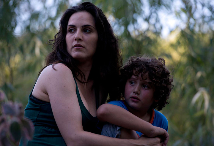 Imagen del film "Refugiado". Aparece la actriz Julieta Díaz abrazando a un niño.
