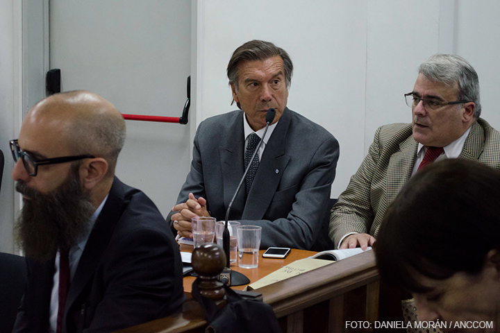 El ex General de Brigada, Eduardo Alfonso, está sentado durante el juicio junto a su abogado.