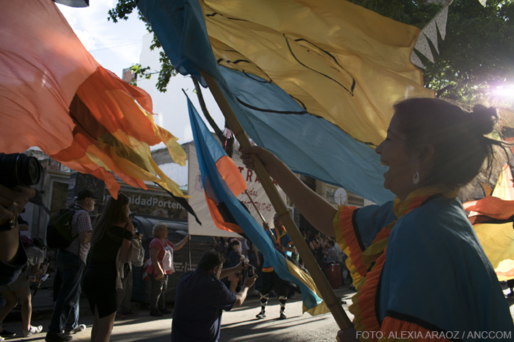 Participantes del candombe con una banderas disntintivas