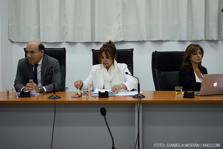 Los jueces Diego Barroetaveña, Marta Milloc y Marcela Mónica Rodríguez están sentados en sus asientos y escuchan los alegatos de la querella.