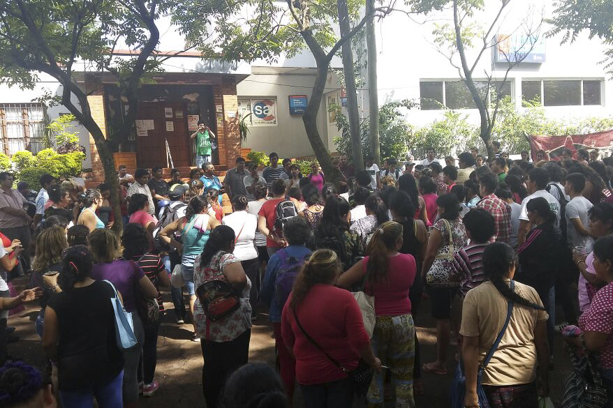 Trabajadores organizados escuchando a un vocero hablar en Misiones por lo reclamos de los tafareros