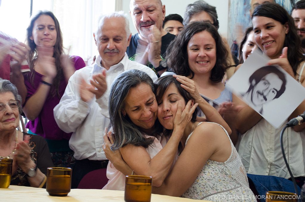 Adriana, nieta restituida número 126, abrazada a su tía Silvia 