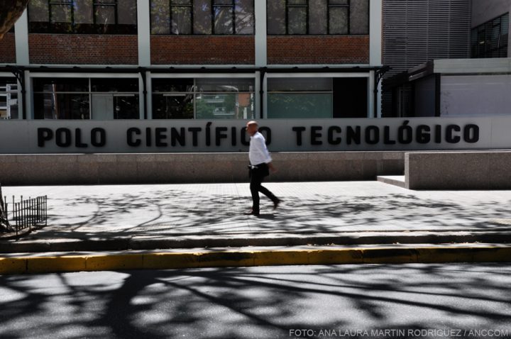 Hombre caminando por la veredes frente a la fachada del Polo Científico Tecnológico