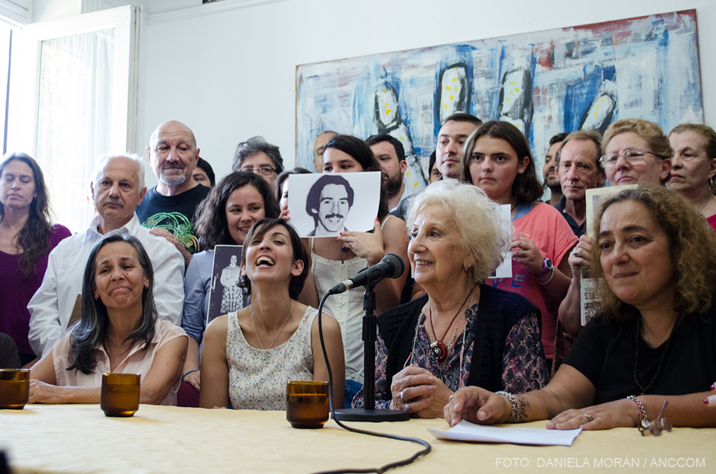 Estela de Carlotto junto a Adriana, nieta recuperada número 126, y familiares durante la conferencia de prensa.