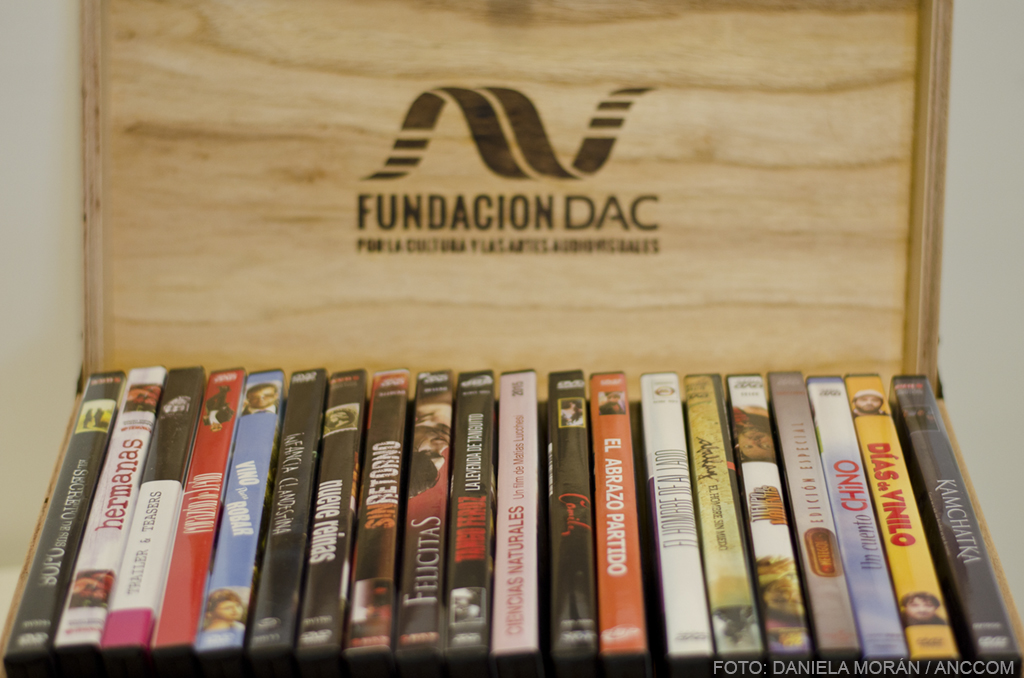 Una caja de madera donde figura la inscripción "Fundación DAC" porta veinte películas de cine nacional.